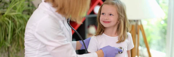 Läkare Pediatriker Lyssnar Med Stetoskop Till Hjärtslag Liten Flicka Kliniken — Stockfoto