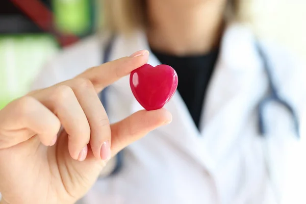 Γυναίκα Καρδιολόγος Στηθοσκόπιο Που Κρατάει Την Κόκκινη Καρδιά Στο Χέρι — Φωτογραφία Αρχείου
