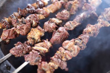 Şiş kebap bbq hazırlığı. Açık ateşte barbekü pikniğinde et şiş yakın çekim.