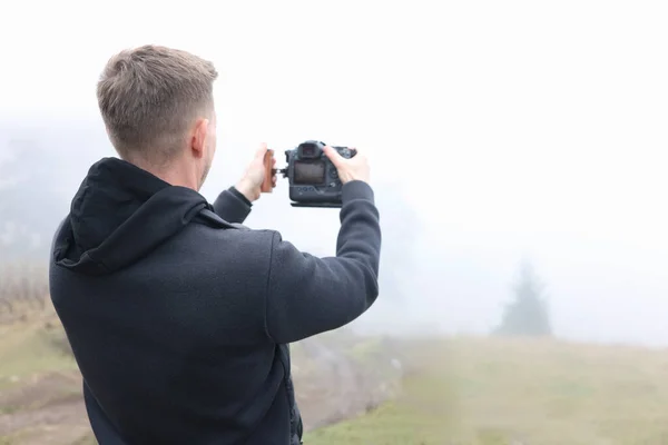 Joven Fotógrafo Masculino Prado Niebla Tomando Fotos Hombre Mira Través — Foto de Stock
