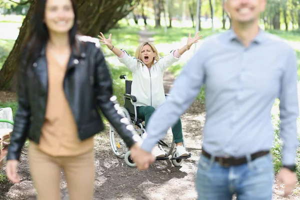 Szczęśliwa Para Zapomniała Niepełnosprawnej Kobiecie Wózku Zewnątrz Niewystarczająca Uwaga Opieka — Zdjęcie stockowe