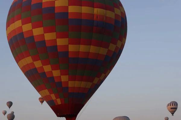 Színes Sokszínű Nagy Hőlégballon Repül Ellen Kék Közeli — Stock Fotó