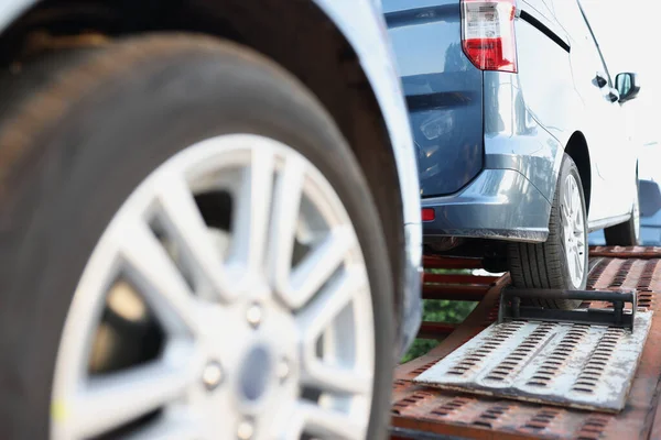 専門のトラックやフェリーで車の輸送 金属表面上の行に固定された車の閉鎖 — ストック写真