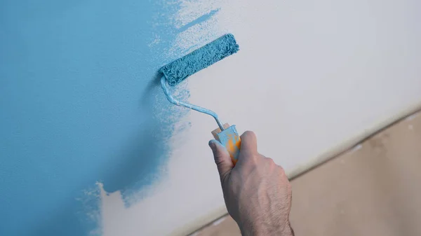 Décorateur Mur Peinture Avec Rouleau Peinture Réparateur Peinture Surface Blanche — Photo