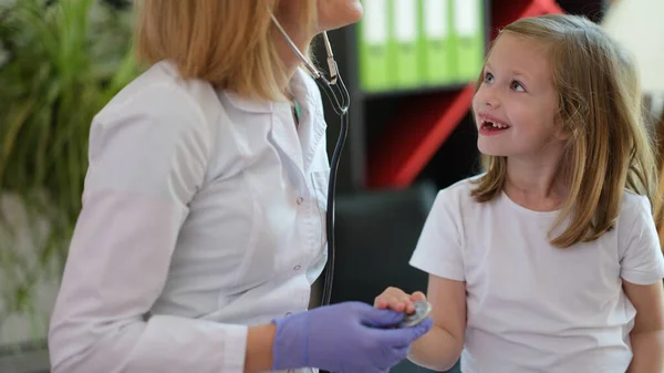 Lekarka Badająca Małą Dziewczynkę Stanowisku Medycyna Dzieci Koncepcja Opieki Zdrowotnej — Zdjęcie stockowe