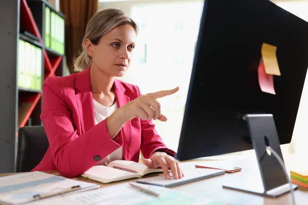 Business Woman Serious Face Office Desk Points Her Finger Computer — Stock Photo, Image