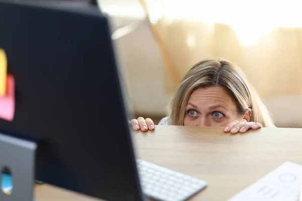 Scared Shocked Woman Panic Desk Looking Computer Screen Getting Bad — Stock Photo, Image