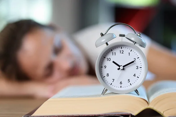 Mujer Duerme Mesa Con Despertador Libro Concepto Educación Preparación Para — Foto de Stock