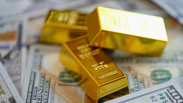 Lingotti Oro Sfondo Banconote Dollari Usa Concetto Negoziazione Dell Oro — Foto Stock