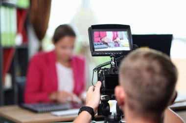 Arka ekranda kadın olan tripoda kamerayı kapat. Modern kamerada video kaydı. Kişisel video bloğu, yayın çekimi veya sosyal ağ kavramı