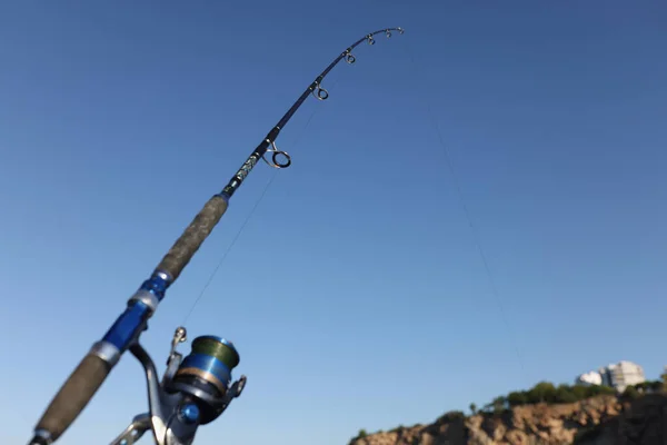 青い空の背景に海のビーチで釣竿のクローズアップ 魚棒の概念 — ストック写真
