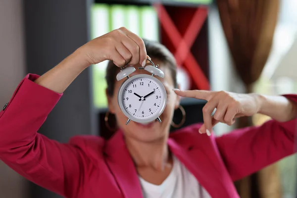 用灰色闹钟 时间管理和截止日期对女性面部进行近距离监控 在职工作场所的女上司 — 图库照片