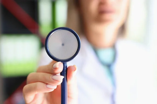 Närbild Kvinnlig Läkare Poserar Kliniken Kontor Och Visar Stetoskop Medicin — Stockfoto