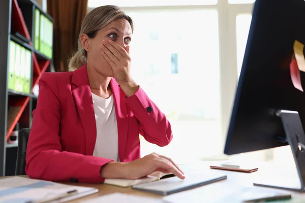 Portrait Surprised Woman Sitting Workplace Looking Computer Display Shocked Woman — Stock Photo, Image