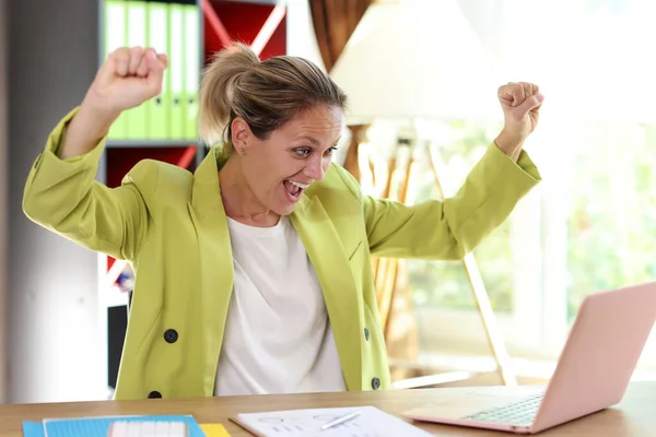 手とノートパソコンを持つ幸せな興奮したビジネス女性 白人女性は彼女の成功を祝い コンピュータ画面を見ています 完了したプロジェクト 仕事の承認の概念 — ストック写真