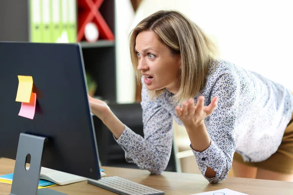 財政問題 予期せぬ結果 お金の不足 混乱し ストレスのビジネス女性は コンピュータの画面を閉じて見て — ストック写真