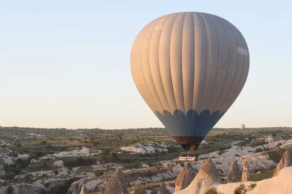 高山背景下的热气球在天空中的肖像 流行的旅游活动 令人惊叹的周围环境观感 — 图库照片