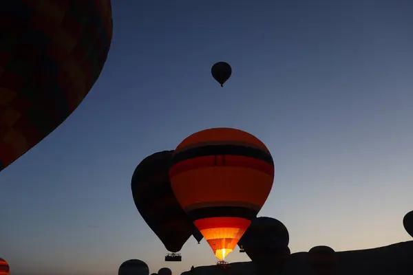 夜空背景下热气球的肖像 受欢迎的旅游活动 对周围地区概念的惊奇看法 — 图库照片