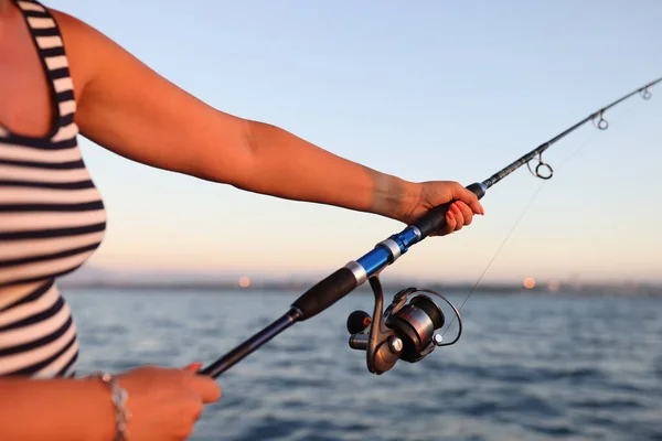魚の棒を手に持つ女性の肖像画 海や川で魚をとる女 魚棒の概念 — ストック写真
