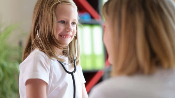 医療用聴診器を使用し 幸せと医師を見て陽気な小さな女の子の肖像画 小児学の概念 — ストック写真