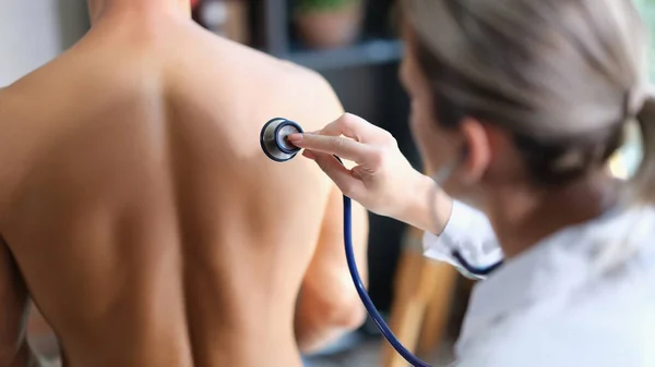 Close Médico Feminino Examinando Respiração Paciente Usando Estetoscópio Homem Consulta — Fotografia de Stock