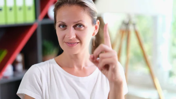 Retrato Una Mujer Sonriente Mirando Cámara Señalando Con Dedo Índice —  Fotos de Stock