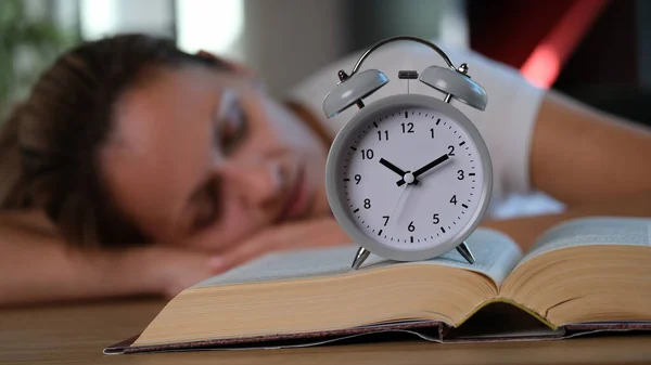 Close Fêmea Dormindo Mesa Perto Despertador Cinza Livro Grande Tempo — Fotografia de Stock