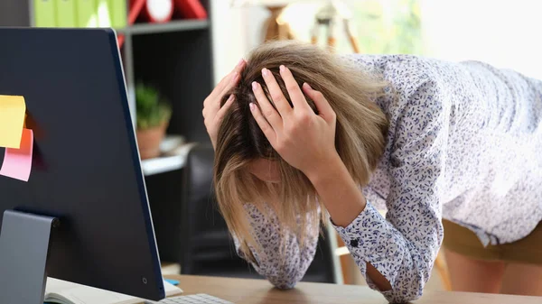 ストレスの多い女性の肖像はテーブルの上に曲げ オフィスで手で頭を保持します 職場で起業生を動揺させる 悪い日や仕事の書き込みの概念 — ストック写真