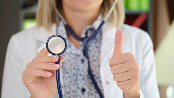 Närbild Kvinnliga Utövare Poserar Kliniken Kontor Visar Stetoskop Och Tumme — Stockfoto