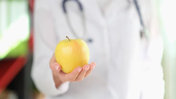 Close Female Doctor Nutritionist Holding Ripe Yellow Apple Hand Healthy — Stock Photo, Image