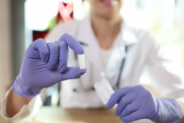 Médico Proctologista Segurando Suas Mãos Supositório Inflamatório Para Hemorróidas Closeup — Fotografia de Stock