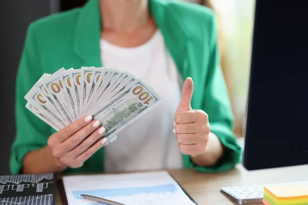 Διαχειριστής Γυναίκα Κρατώντας Στοίβα Των Χαρτονομισμάτων Δολάριο Και Δείχνει Τον — Φωτογραφία Αρχείου