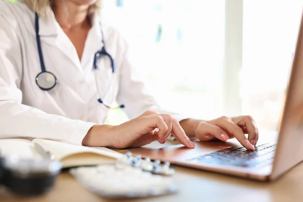 Doktorn Jobbar Laptop Läkarmottagningen Närbild Kvinnlig Terapeut Som Ger Konsultation — Stockfoto