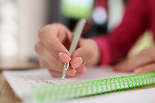 ノートにペンでノートを書くビジネスの女性の手のクローズアップ 創造性 新しいアイデア インスピレーションの概念 — ストック写真