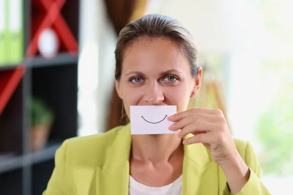 Женщина Посту Держит Бумагу Счастливой Улыбкой Рта Успех Бизнеса Счастливая — стоковое фото