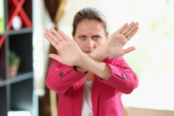 Γυναίκα Σοβαρό Πρόσωπο Δείχνει Σταυρωμένα Χέρια Σύμβολο Του Όχι Στάση — Φωτογραφία Αρχείου