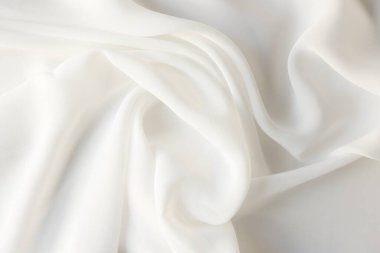 Beyaz saten arka plan veya tasarım elementi. Dalgalı beyaz ipek kumaş. Yaklaş..