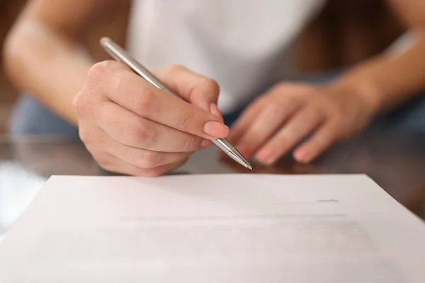 女性は契約書または契約書にサインアップする 手の前で署名するためのペンと紙の文書を持つ女性の手 — ストック写真