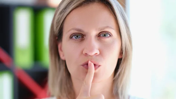 Μια Γυναίκα Κρατάει Δάχτυλο Στα Χείλη Της Και Σιωπά Κοντινό — Φωτογραφία Αρχείου