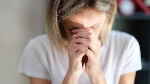 閉じた目を持つストレスの多い悲しい女性は 彼女の手が彼女の顔の近くに接続され続けます 健康問題の概念 — ストック写真
