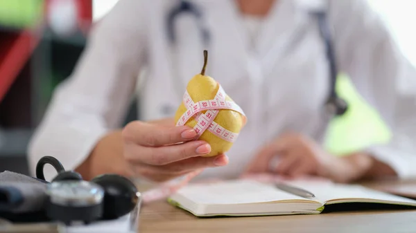 Kvinnlig Dietist Visar Päron Frukt Med Måttband Och Rekommenderar Att — Stockfoto