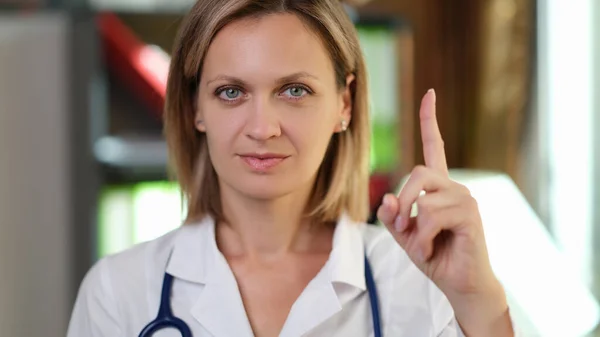 Kadın Doktor Muayenehanede Parmağını Kaldırdı Uyarı Dikkat Tıbbi Tavsiye Kavramı — Stok fotoğraf