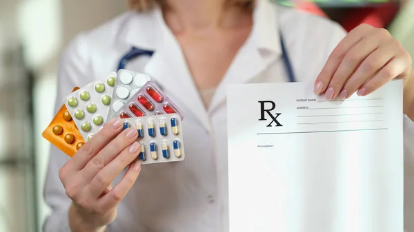 Médico Mostra Muitos Pacotes Pílulas Diferentes Prescrições Branco Escolha Medicina — Fotografia de Stock