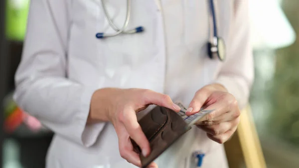 Kvinnlig Läkare Räknar Pengar Plånboken Nära Håll Begreppet Lön För — Stockfoto