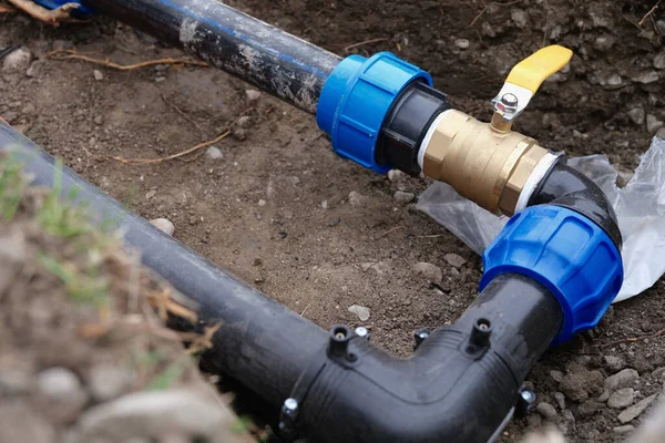 家の水供給のためのPvc屋外配管システム 金属タップクローズアップとプラスチック水パイプ — ストック写真