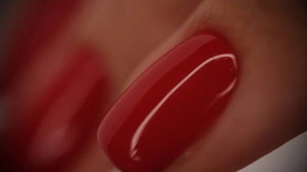 宏观拍摄的红色光滑的妇女指甲 女性指甲和手部护理概念 — 图库照片