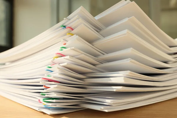 Stos Białego Papieru Kolorowymi Spinaczami Zbliżenie Przygotowanie Umów Organizacja Obiegu — Zdjęcie stockowe