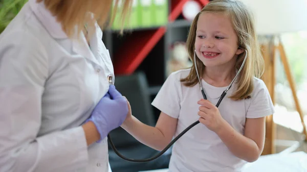 Portret Uśmiechniętego Dziecka Odwiedza Lekarza Bawi Się Stetoskopem Koncepcja Medycyny — Zdjęcie stockowe
