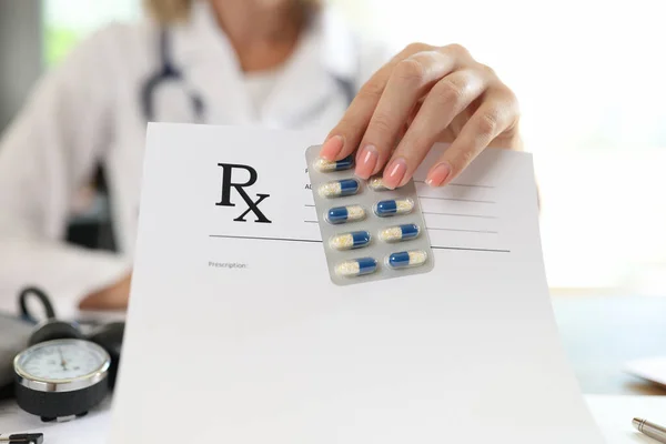Close Woman Doctor Showing Blank Prescription Paper Blister Pills Pharmacy — ストック写真