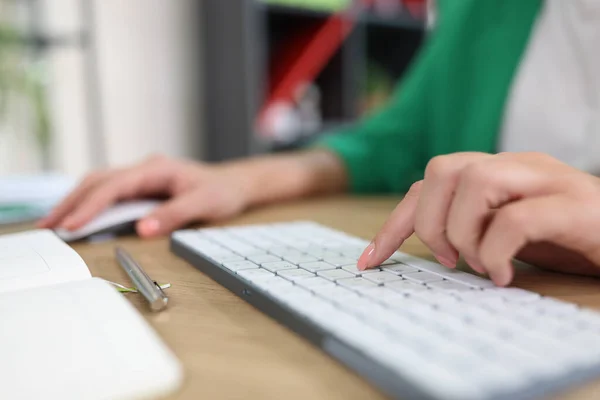 コンピュータのマウスを使用して女性の手の閉じるとキーボードを入力します 女性はオフィスのPcで働いている 職場の女性だ 勤務日の概念 — ストック写真